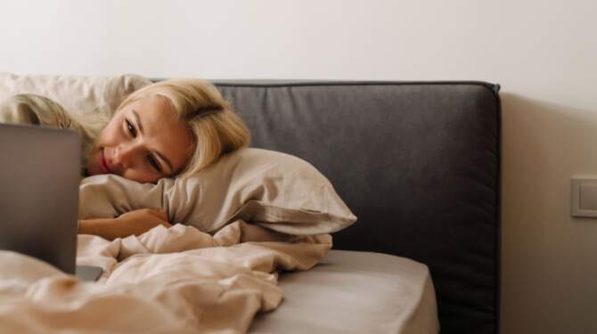 Vrouw die zichzelf vingert en porno kijkt hét bewijs dat vrouwen kunnen multitasken