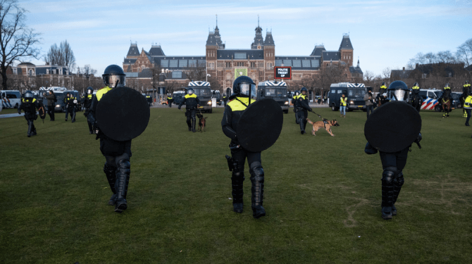Voor- en tegenstanders van SIRE-campagne tegen polarisatie op de vuist tijdens demonstratie
