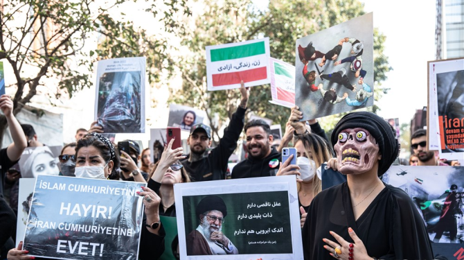 Iraanse ayatollahs op zoek naar demonstranten die zich tegen democratie keren