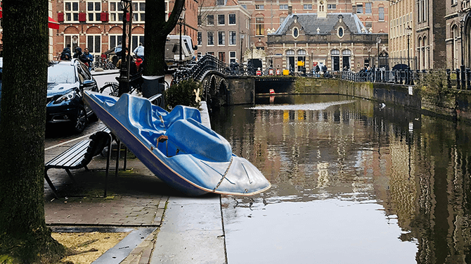 Dronken man gooit waterfiets op kade