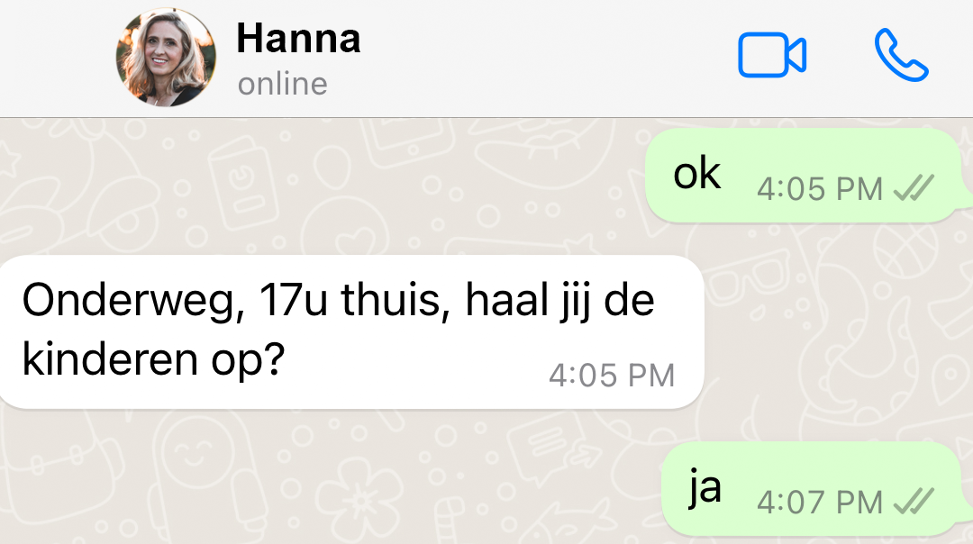 Ooit stomendgeil appgesprek met vriendin bevat nu enkel nog 'in de bus', '18u thuis' en 'Haal jij de kinderen?'