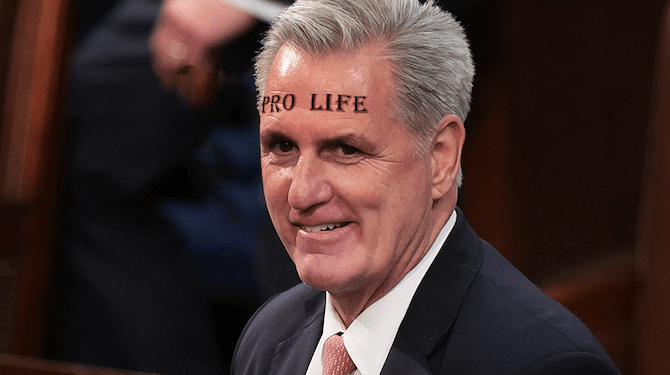 Kevin McCarthy krijgt eindelijk genoeg Republikeinse stemmen na anti-abortus tattoo op voorhoofd