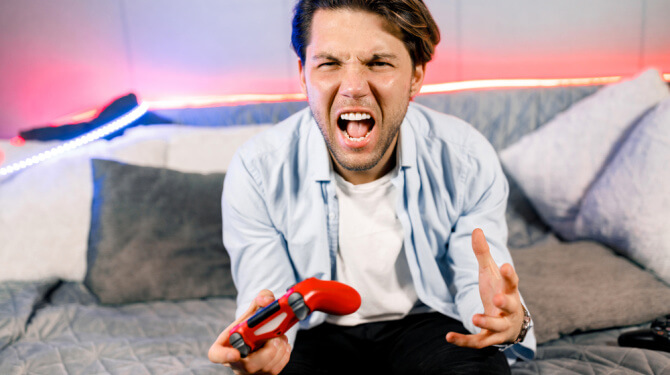 Man die vindt dat vrouwen te emotioneel zijn slaat gat in de muur na verlies potje FIFA