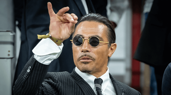 Salt Bae gaat naast Pelé in doodskist liggen voor laatste foto
