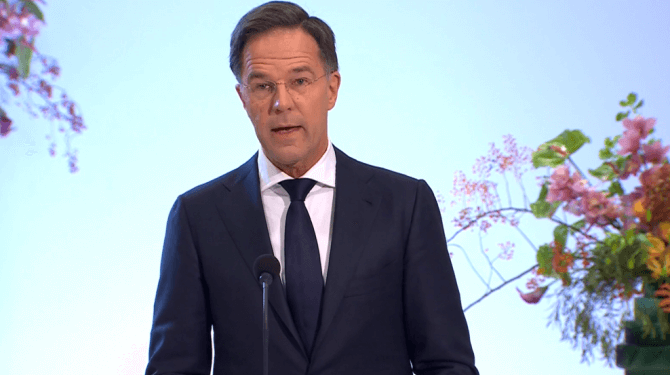 Rutte: 'Slavernijexcuses moesten nu zodat mensen er ruzie over kunnen maken tijdens kerstdiner'