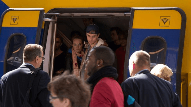 Vrouw met huidhonger neemt gewoon de trein