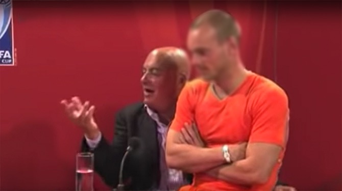 Anonieme voetballer meldt zich: 'En toen moest ik bij hem op schoot gaan zitten'