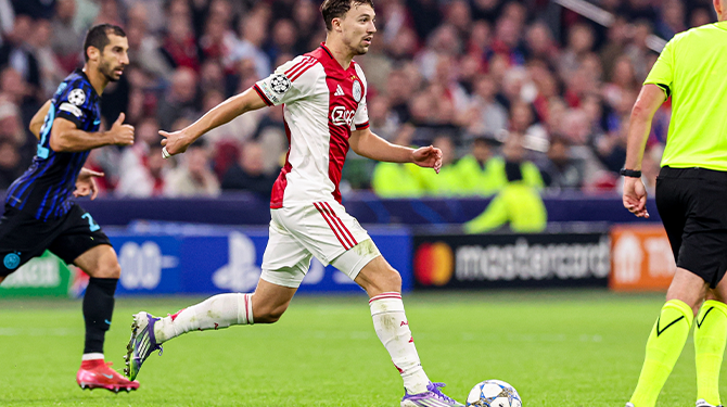 Ajax heeft goed nieuws voor Regeer: ‘Hebben er alles aan gedaan om je te vervangen, maar het is niet gelukt’