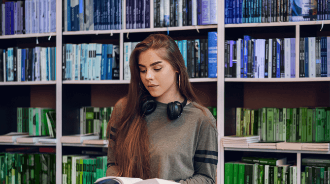 Ergernis over boekwinkel die boeken op kleur sorteert