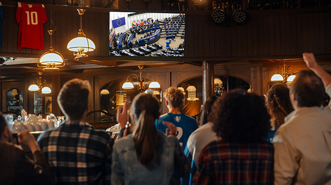 Nederlanders kritisch over Qatarese corruptie in EU maar zitten toch massaal in de kroeg EU-debatten te kijken