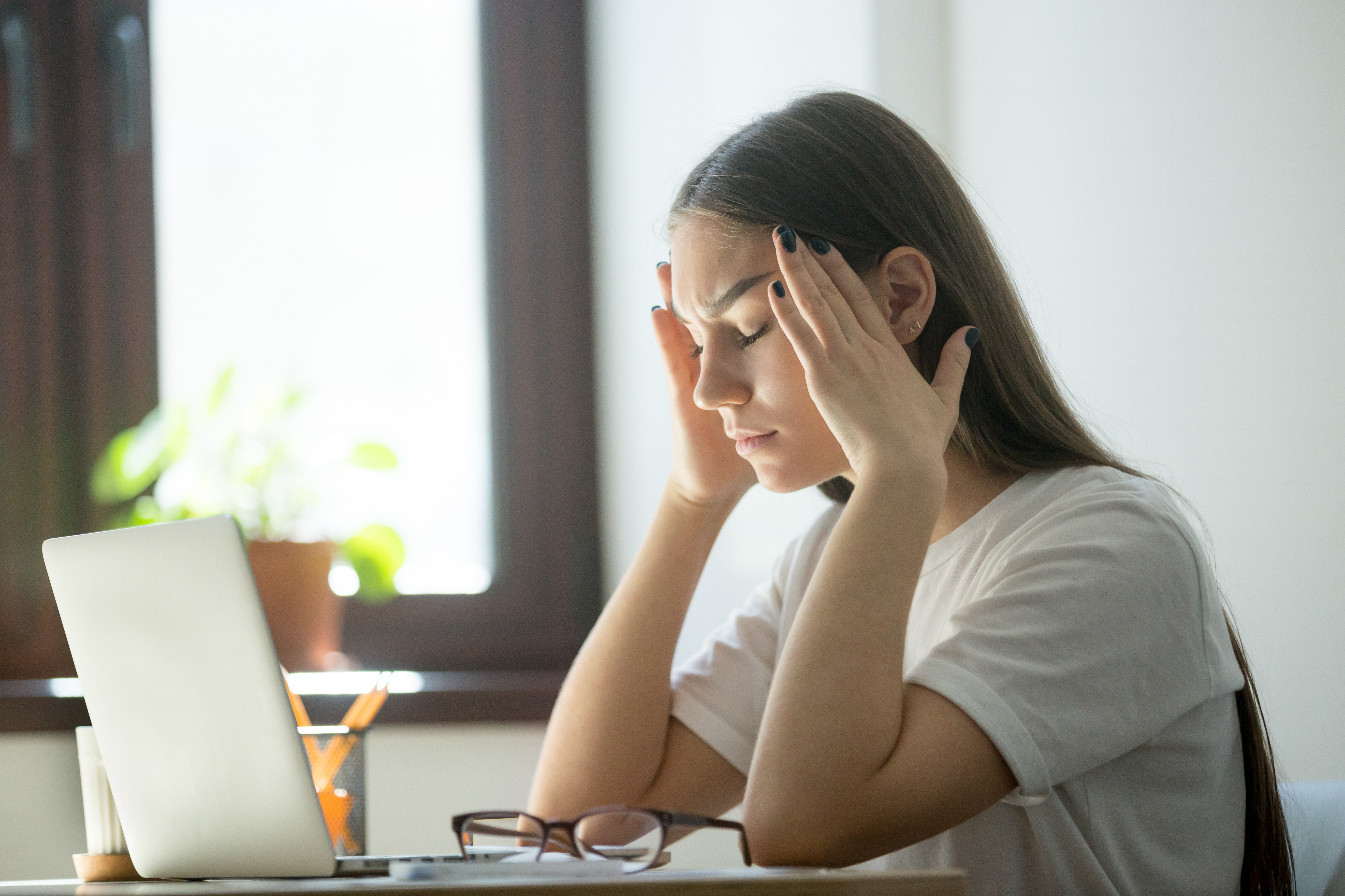 Vrouw twijfelt of ze ja of nee moet antwoorden op de vraag of ze keuzestress heeft