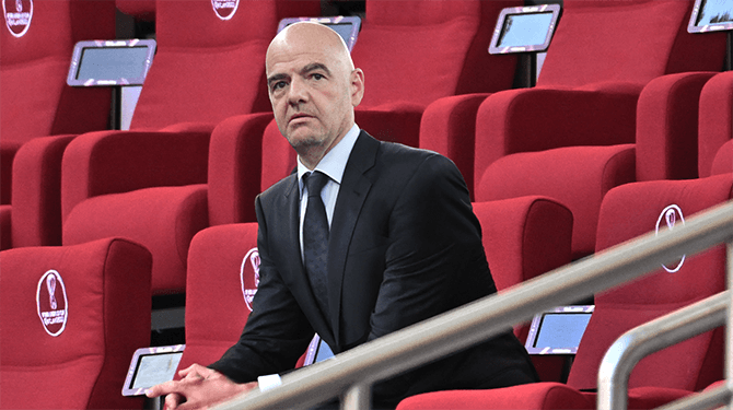 Infantino neemt vandaag weer gewoon plaats in leeg stadion