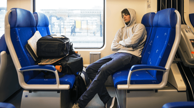 Man die per ongeluk uren in slaap viel in de trein wordt wakker op station waar hij instapte