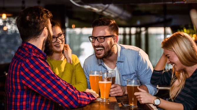 Man die jouw grapje nèt iets anders herhaalt krijgt lachers op de hand