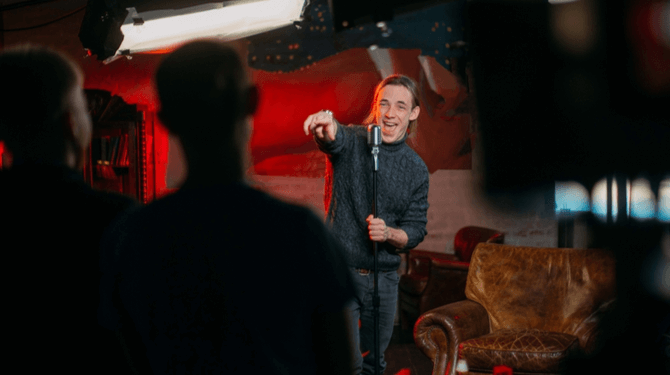 Man kiest bij karaokebar altijd om zijn favoriete podcast na te vertellen
