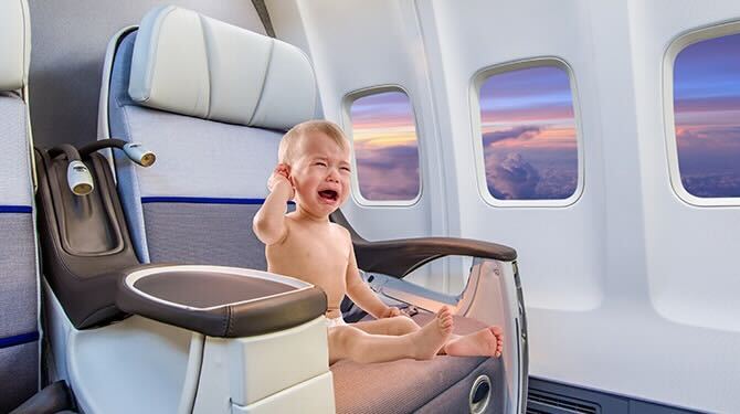 Klimaatactivisten zetten baby’s in om vliegreizen te beperken