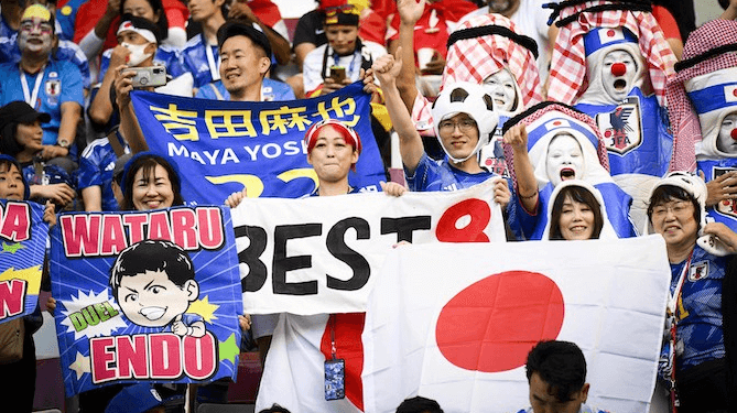 Japanse fans ruimen rotzooi op en ontbinden FIFA