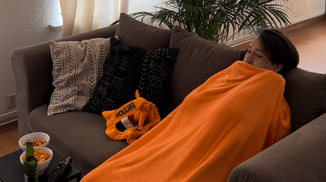 Met dit Oranje-schaamdekentje kun je zowel voetbal kijken als je kapot schamen voor het WK