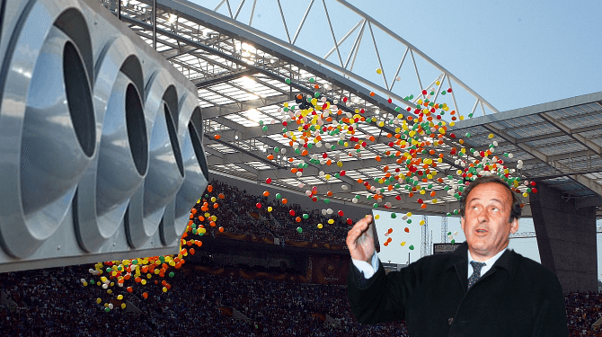 Michel Platini steekt bij opening WK ceremonieel de airco aan
