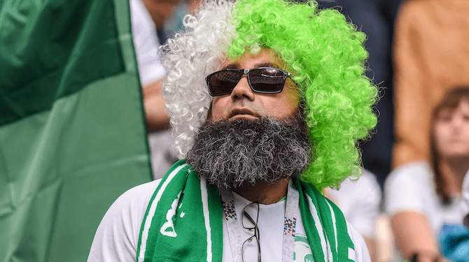 Supporter die ontdekt dat hij nuchter naar Polen-Saoedi Arabië moet kijken zit er helemaal doorheen