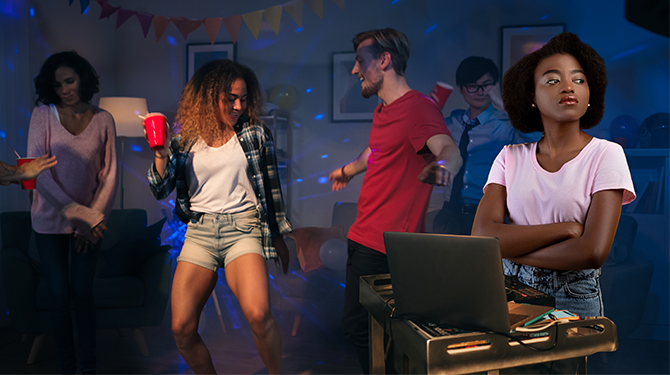 Dit huisfeest heeft geen dj’s maar mensen die een uur lang de laptop bewaken zodat niemand de playlist verandert
