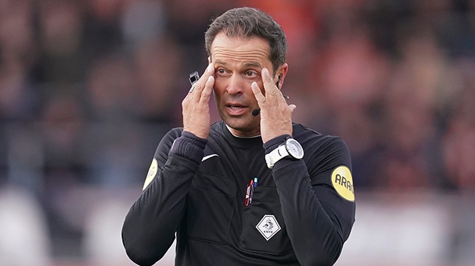 Bas Nijhuis geblesseerd, scheidsrechter laat doorspelen