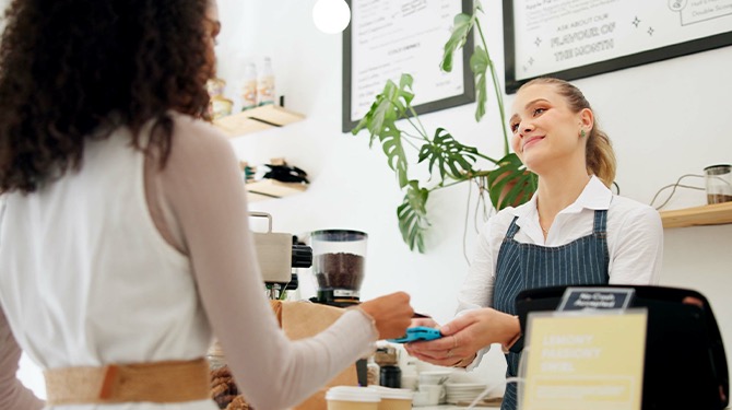 Eerste oogcontact dat barista met je maakt is om te zien of je fooi-optie aantikt op pinautomaat