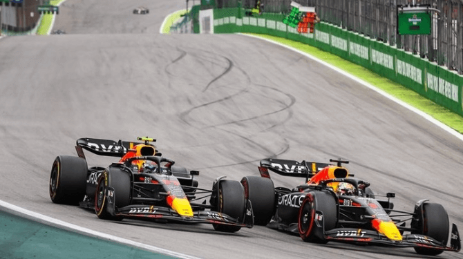 Pérez kan niet om ego van Verstappen heen: 'Het blokkeert de hele baan'