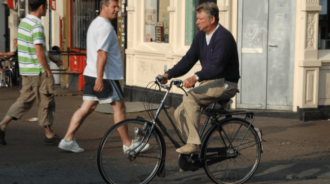 Hypocriete klimaatontkenner Hans (56) neemt ook weleens de fiets