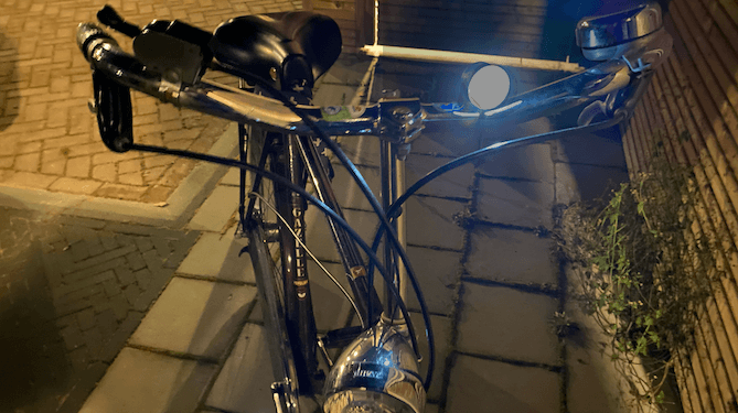 Jelle vertrouwt zijn leven toe aan dof HEMA-fietslampje uit 2019