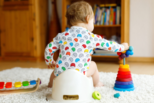 Thea (63) woest dat kinderopvang genderneutrale potjes heeft