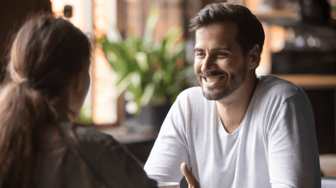 Feministische man biedt tijdens eten aan dat date de volledige rekening betaalt