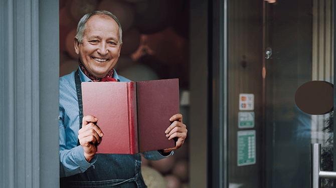 Deze man deelt gratis kennis uit aan kinderen die vanavond langs de deuren gaan