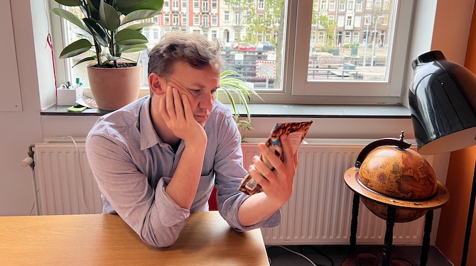 Naïeve man kocht een zak ongezouten nootjes