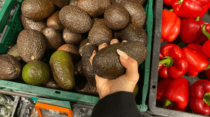 400 liter water kostende avocado in paar seconden beurs geknepen door Lotje (25) in supermarkt