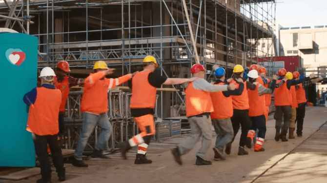 Jumbo: ‘Wacht maar tot jullie onze tweede commercial zien waarin een groep homo’s in polonaise de gevangenis in loopt’