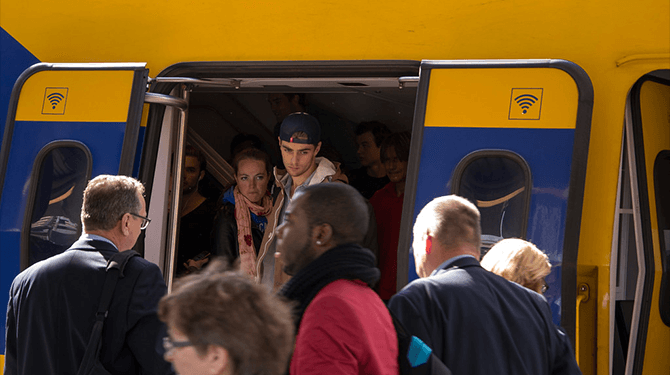 NS: ‘Het wordt pas minder druk in de trein als Elon Musk ons bedrijf koopt’