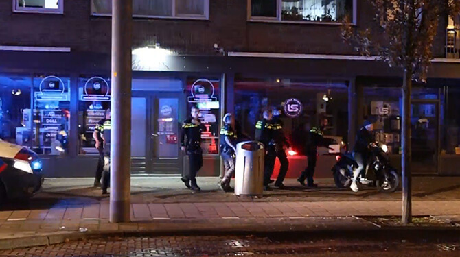 Vet! In deze kermisattractie moet je stoeptegels en vuurwerk ontwijken terwijl je rent voor je leven