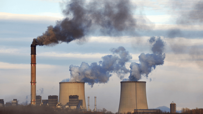 Fossiele industrie besmeurt planeet om aandacht te vragen voor activisten die kunst vies maken