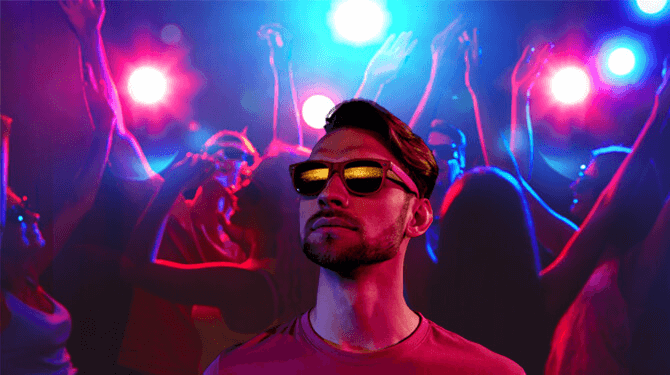 Man met zonnebril op bij technofeest is waarschijnlijk gevoelig voor fel licht