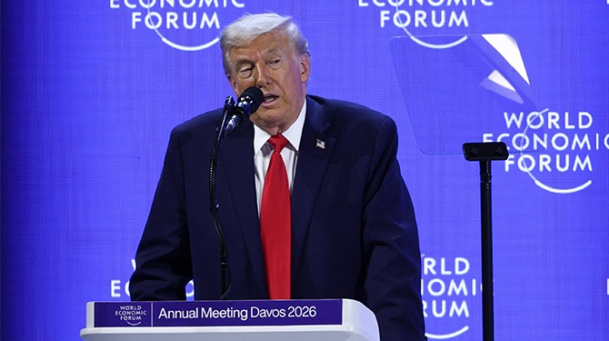 Rel in Davos: Verwarde oude man bestormt podium en raast een uur lang door