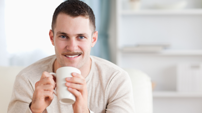 Joep (25) laat de hele maand november zijn bruine melksnor staan