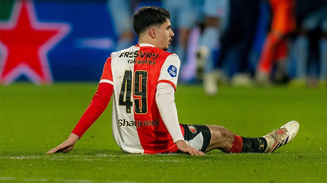 Shaqueel van Persie gaat met Shaqueel op zijn rug spelen