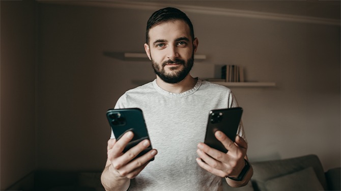 Man koopt tweede telefoon om schermtijd van andere telefoon te verminderen
