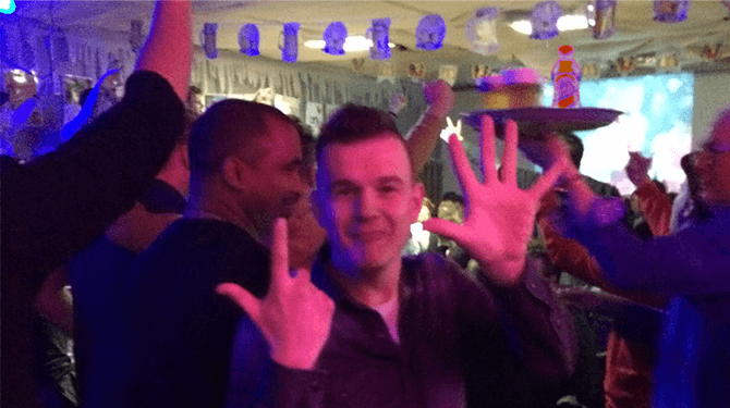 Teamgenoot in kantine pakt na 7 bier ff een AA’tje want hij moet zo nog rijden