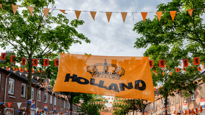 Straat hangt dit WK vol met omgekeerde oranje vlaggetjes vanwege misstanden Qatar