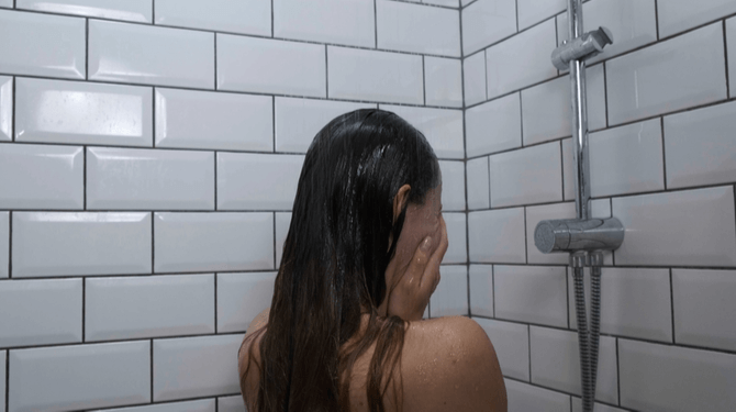 Klimaatactiviste doucht steeds langer omdat ze altijd huilt onder de douche