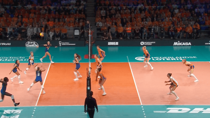 Volleybalfanaat woest op defensieve houding Nederlandse volleybalsters na mislukt WK: ‘Ze speelden alleen maar op eigen helft’