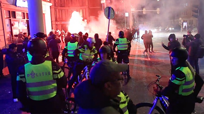 Boze Marokkaanse supporters gooien stenen en vuurwerk met slap boogje naar ME