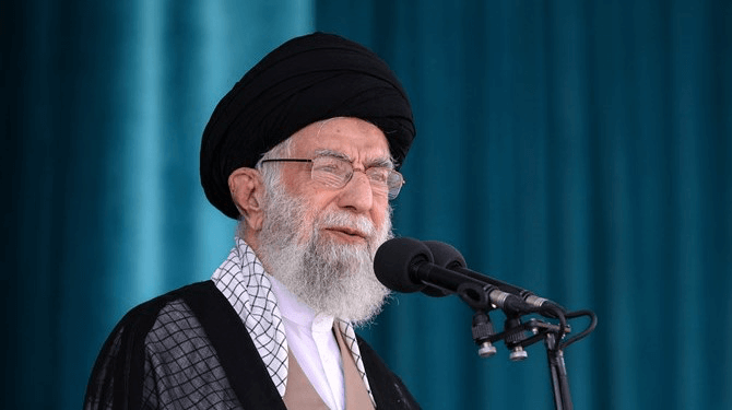 Grootayatollah Khamenei in coma geslagen omdat hij zijn tulband draagt als een slet